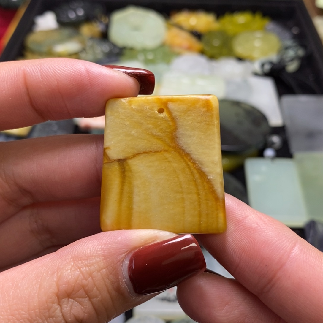 蛇纹石玉颈饰未镶嵌