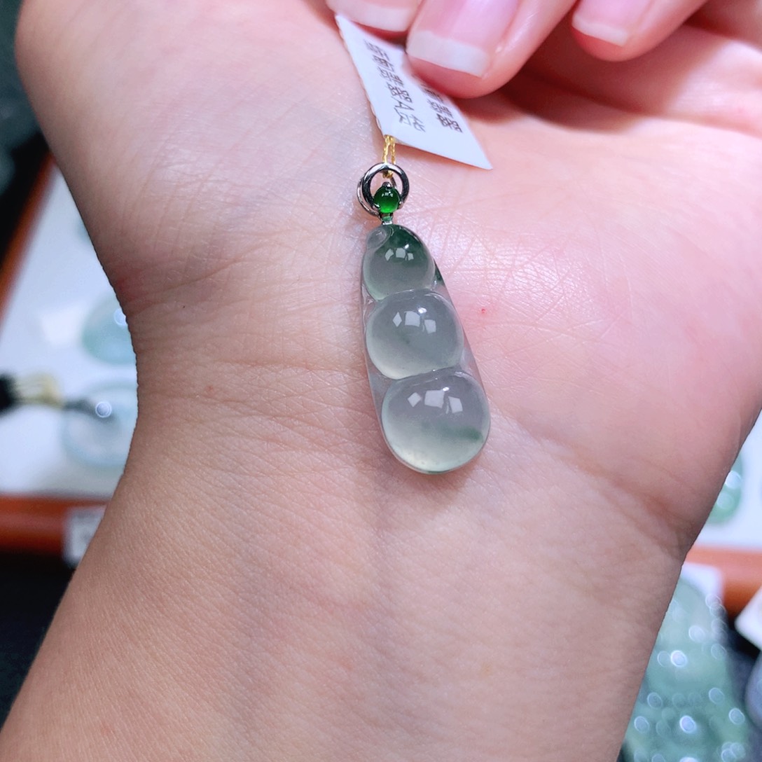 翡翠18K金镶嵌颈饰福豆