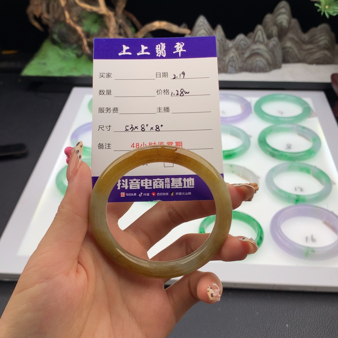 翡翠手镯未镶嵌翡翠