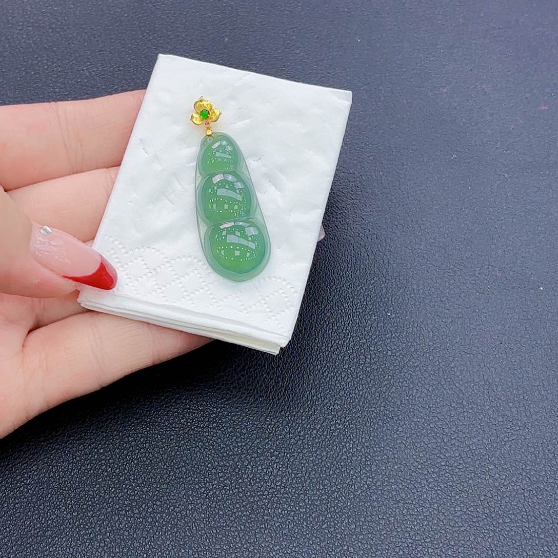 翡翠颈饰18K金镶嵌豆子吊坠