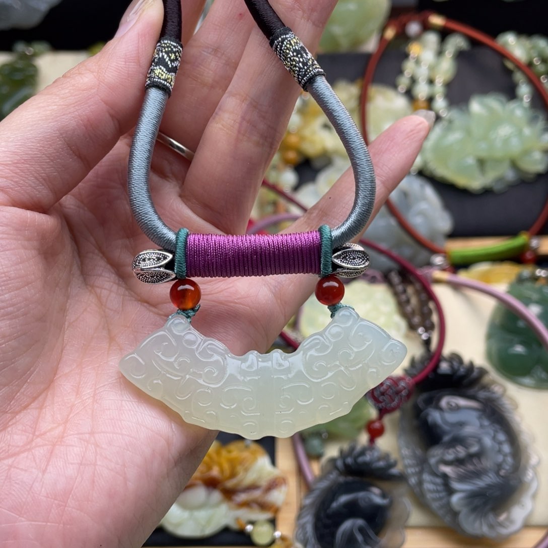 蛇纹石玉颈饰未镶嵌