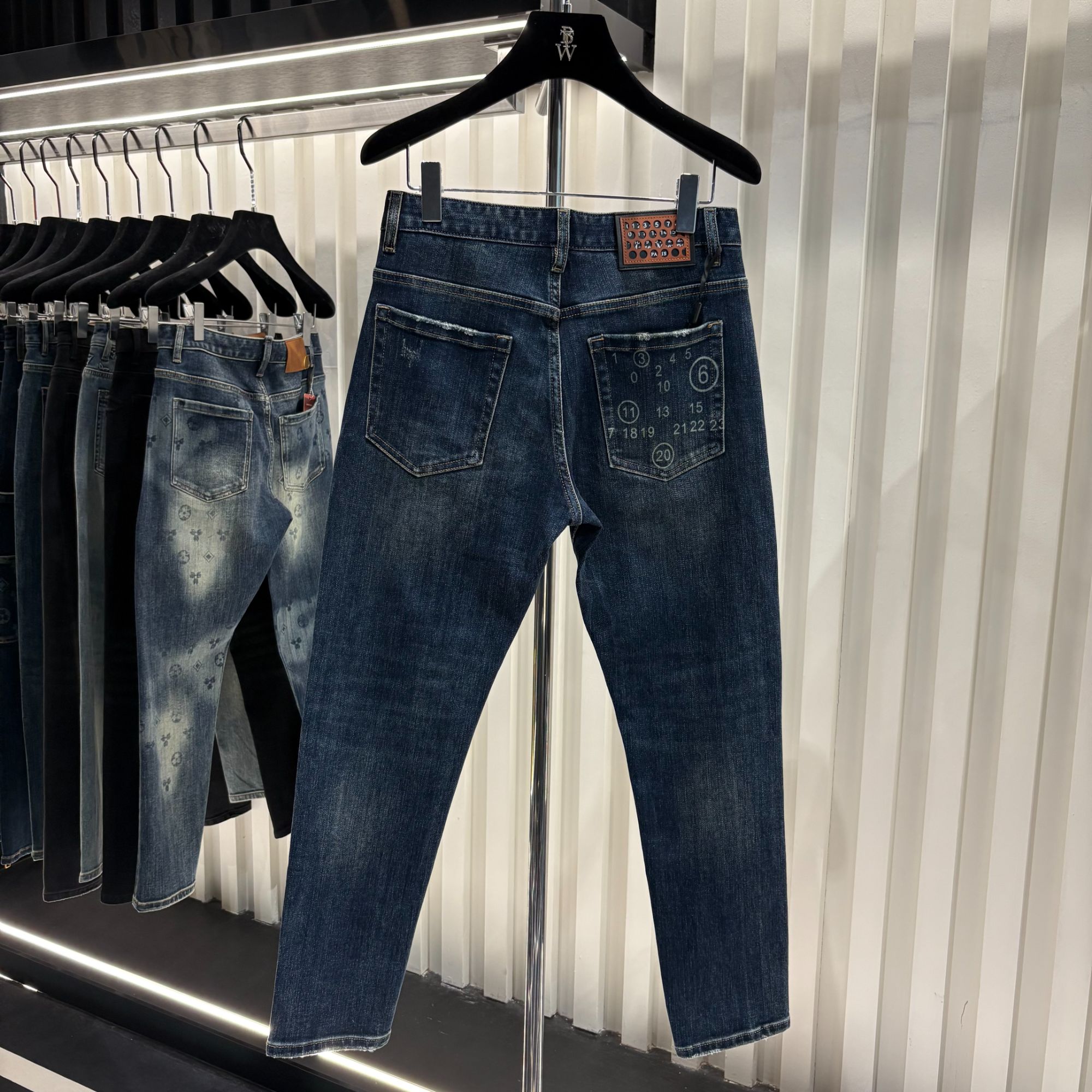 【焱焱专属】2025年早春新款轻奢潮牌洗水牛仔裤（77013）