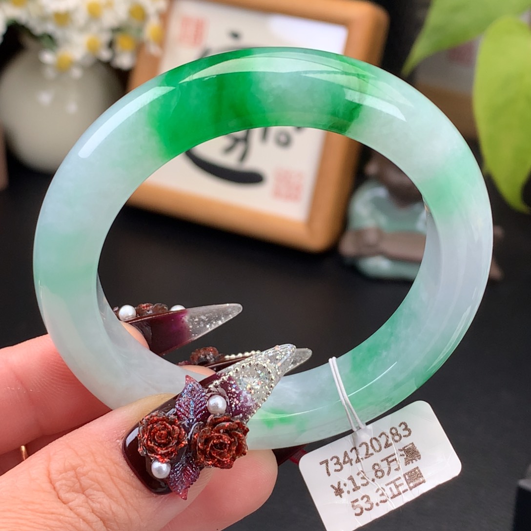 翡翠手镯未镶嵌辣绿飘花正圈手镯