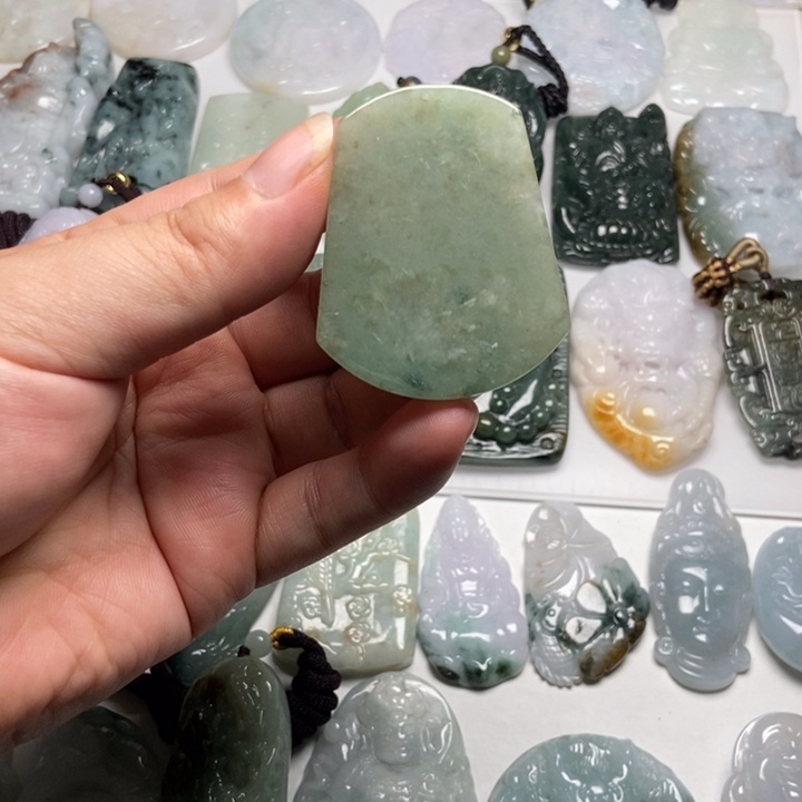 翡翠未镶嵌颈饰无事牌81