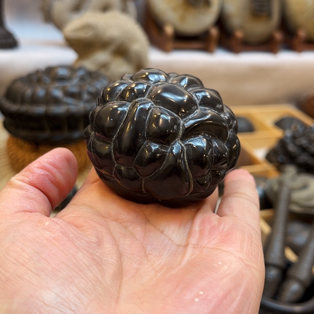 吾***足石材龟纹石摆件等