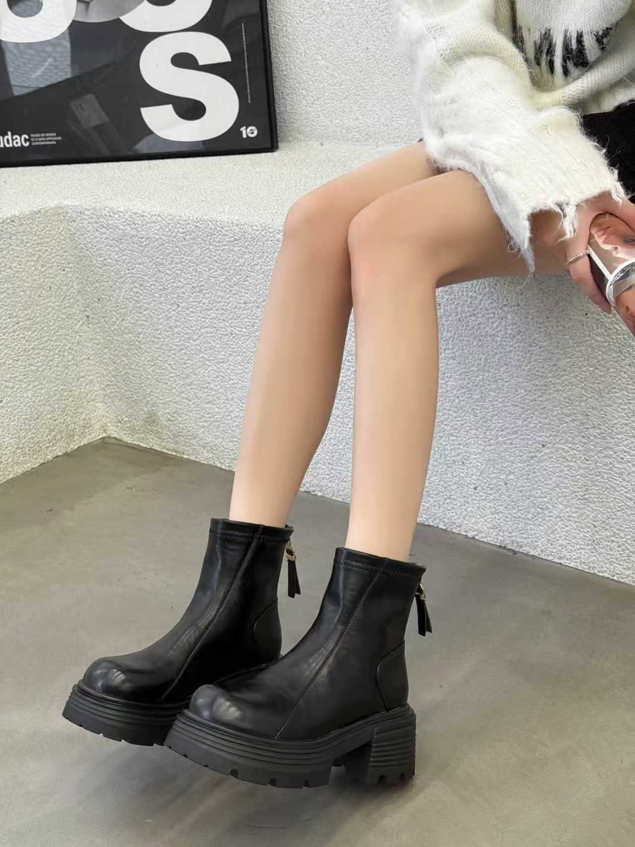 秋冬女加绒厚底短靴后拉链百搭英伦风圆头靴