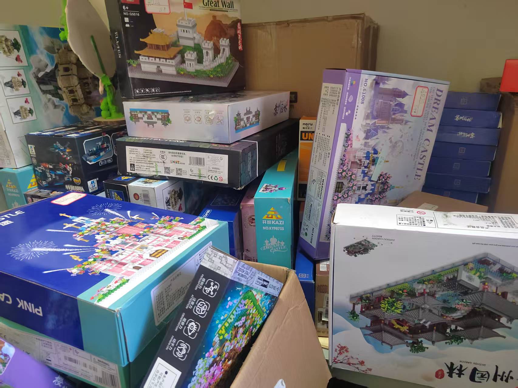 品牌潮玩人物宠物花街景积木玩具大促销（部分盒损介意勿拍）