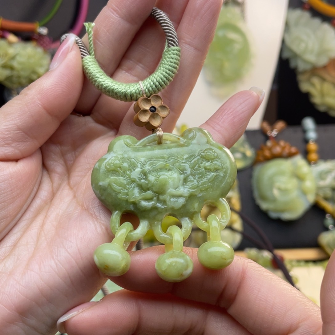 蛇纹石玉未镶嵌颈饰