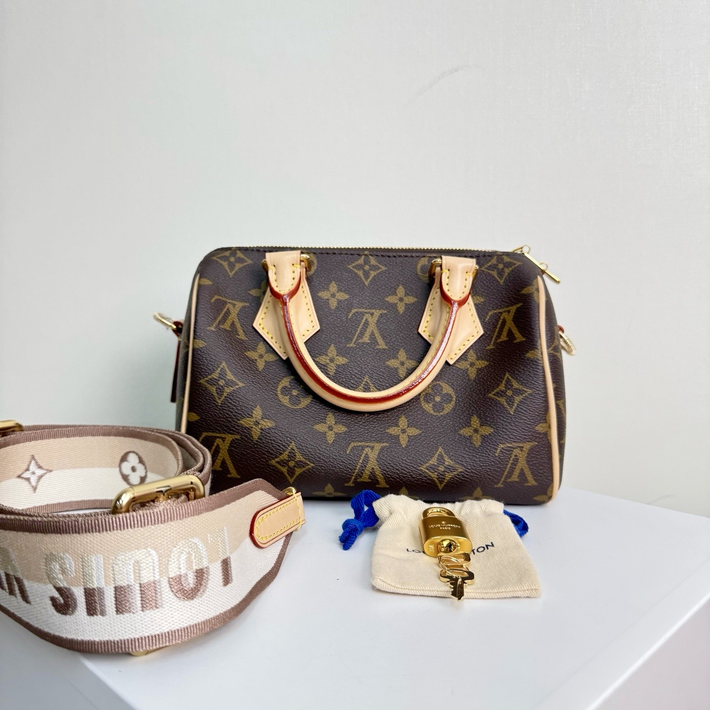 99新 LouisVuitton/路易威登 speedy20奶茶色 枕头包斜挎二奢女包