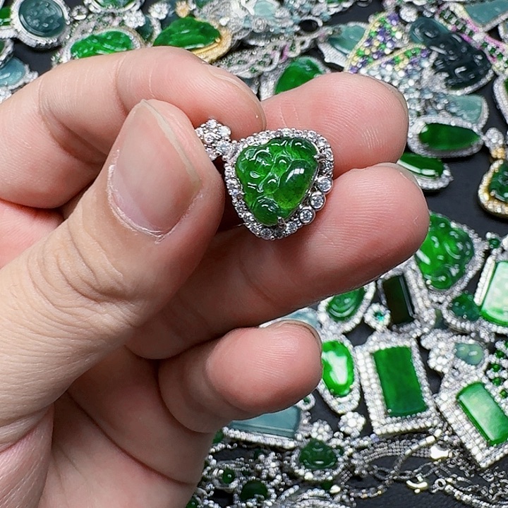 翡翠颈饰未镶嵌天然A货翡翠放漏