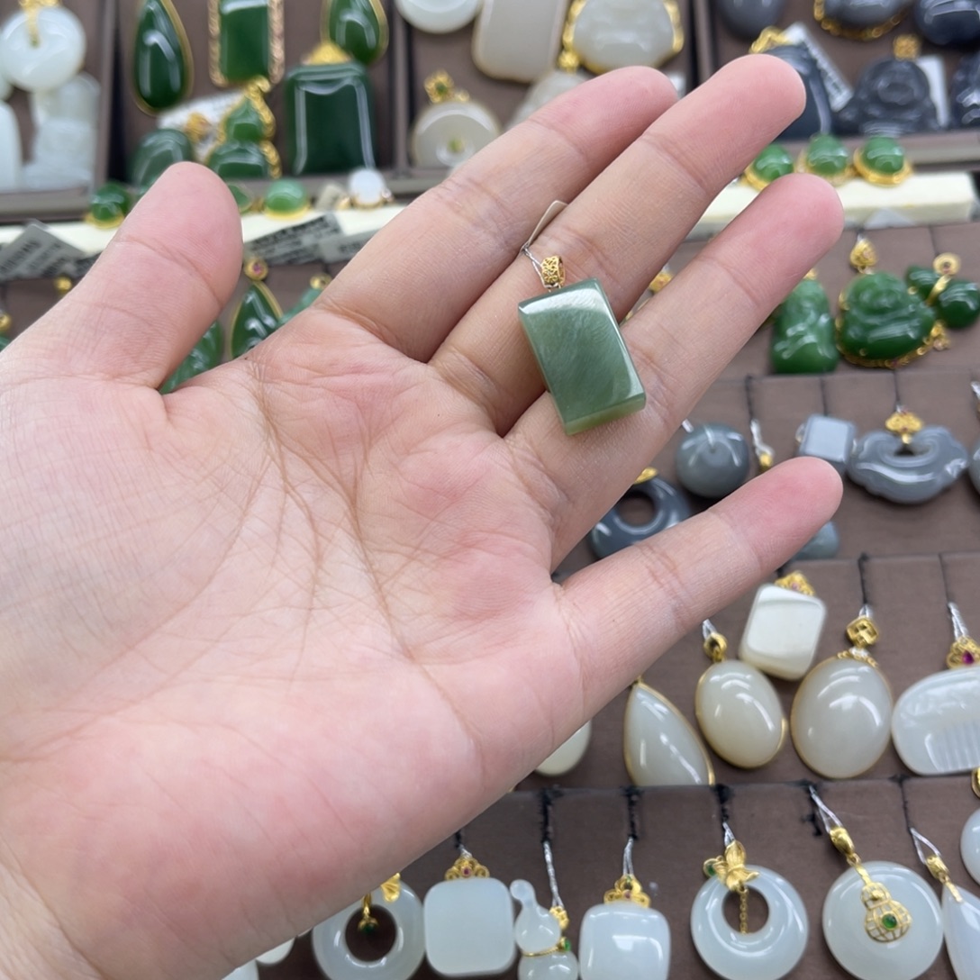 和田玉18K金镶嵌吊坠(赠链)