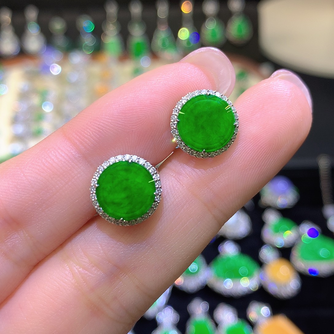 翡翠18K金镶嵌耳饰高冰满绿无事牌