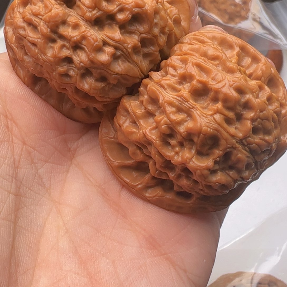 文玩核桃吊坠血麒麟40