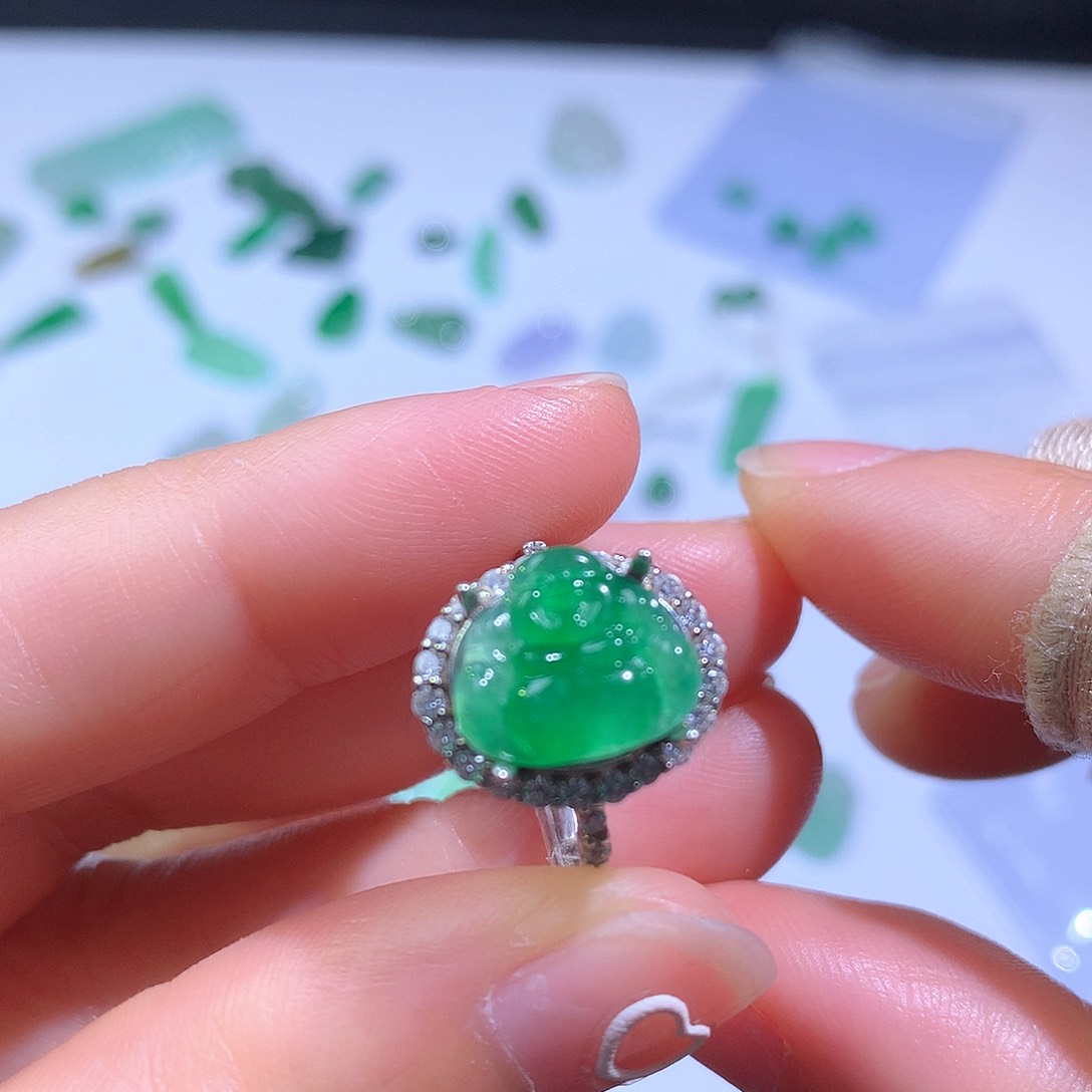 翡翠颈饰未镶嵌小佛