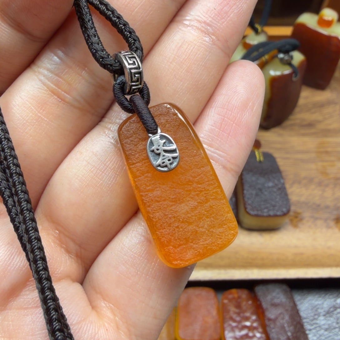 琥珀未镶嵌吊坠(赠链)