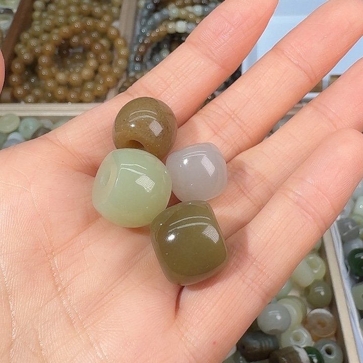 轩***轩和田玉（糖玉）未镶嵌颈饰拍4