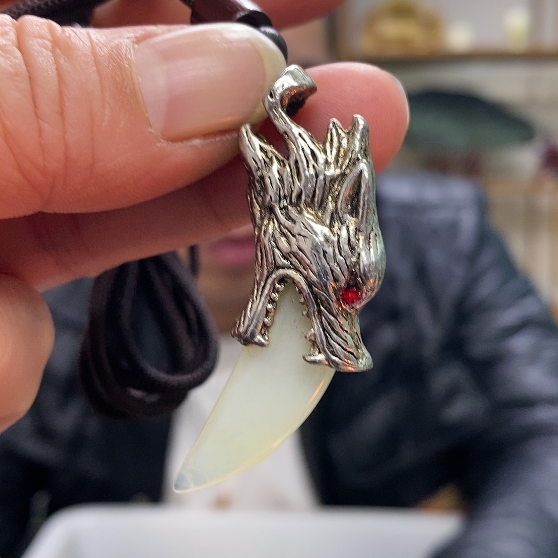 蛇纹石玉狼牙未镶嵌