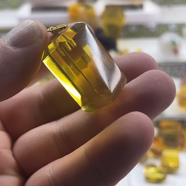 琥珀未镶嵌裸石吊坠