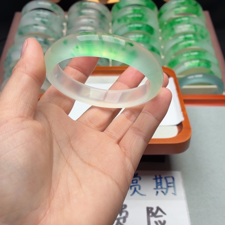 平***生石英质玉未镶嵌手镯