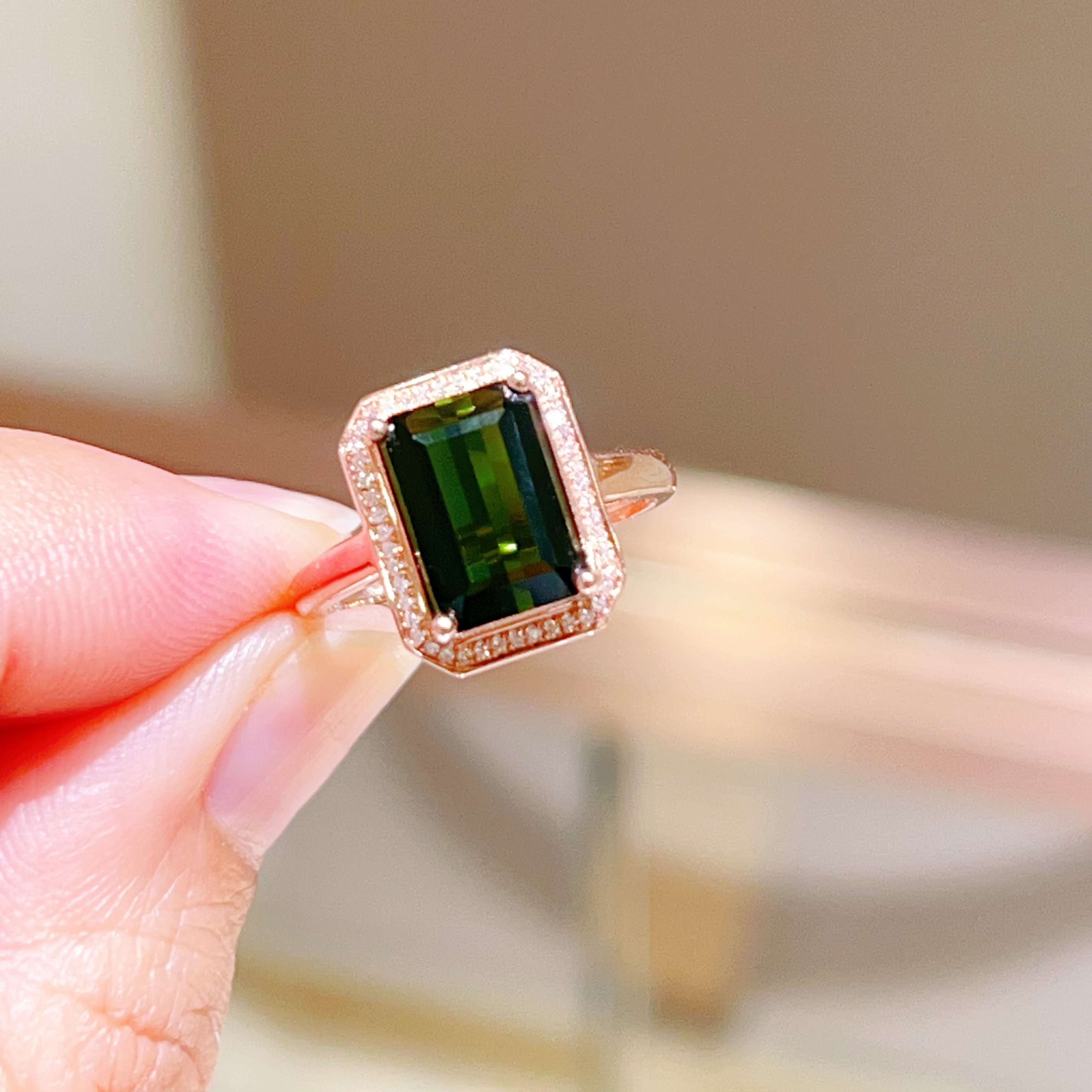 2.93ct 18k玫瑰金镶嵌碧玺戒指 墨绿