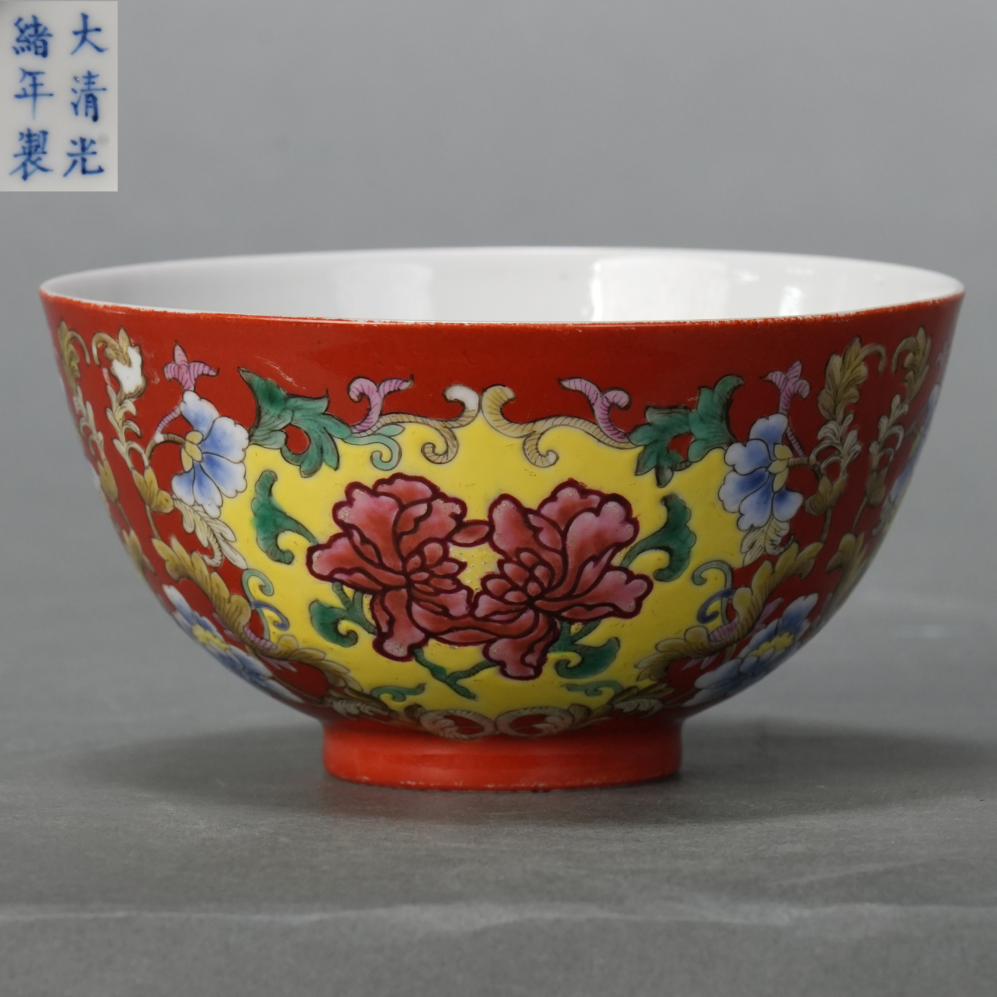 LOT 011715清光绪 珊瑚红地洋彩花卉纹碗【古董拍卖】
