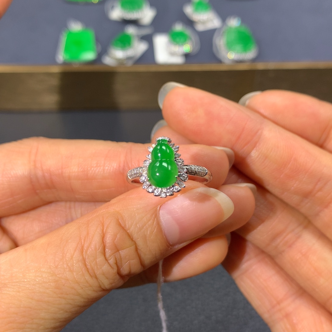 翡翠戒指18K金镶嵌翡翠