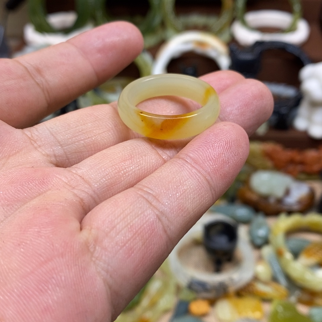 蛇纹石玉戒圈未镶嵌