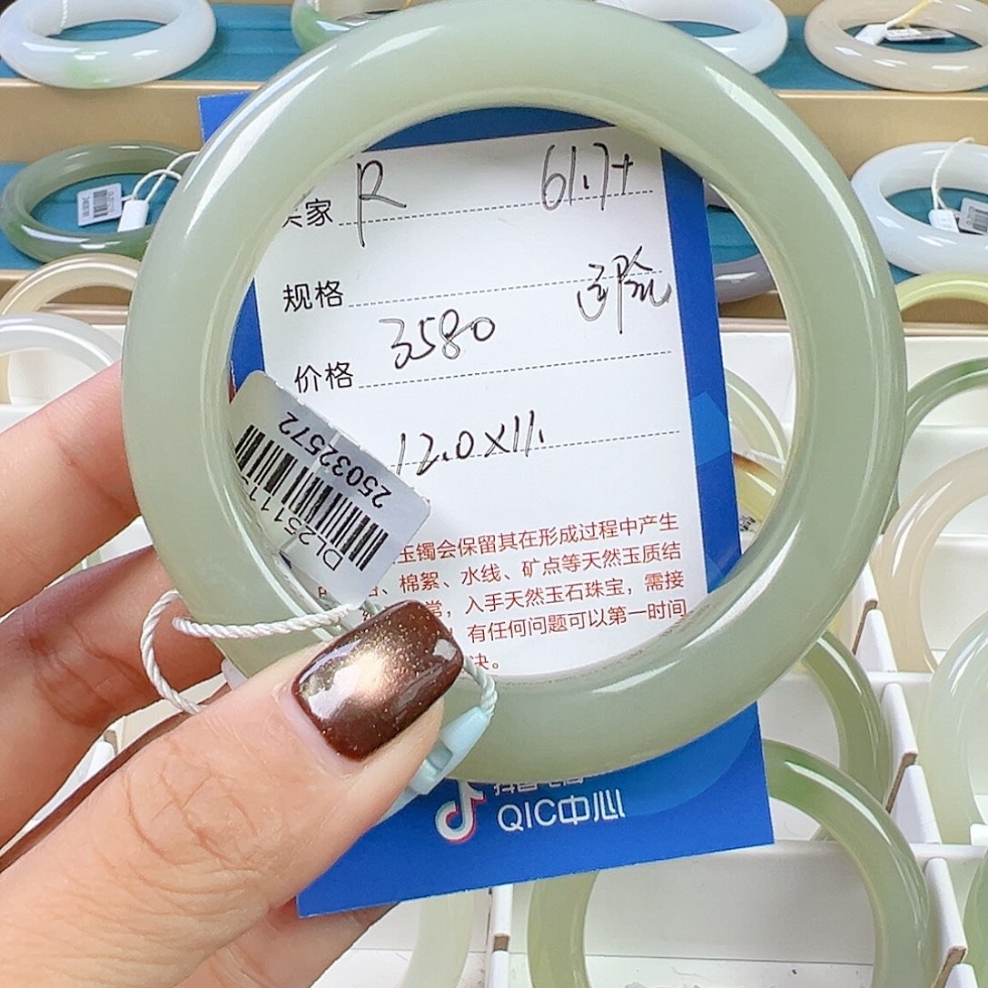 愛***艺和田玉未镶嵌手镯