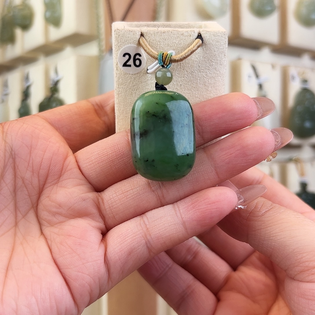 和田玉未镶嵌吊坠(赠链)