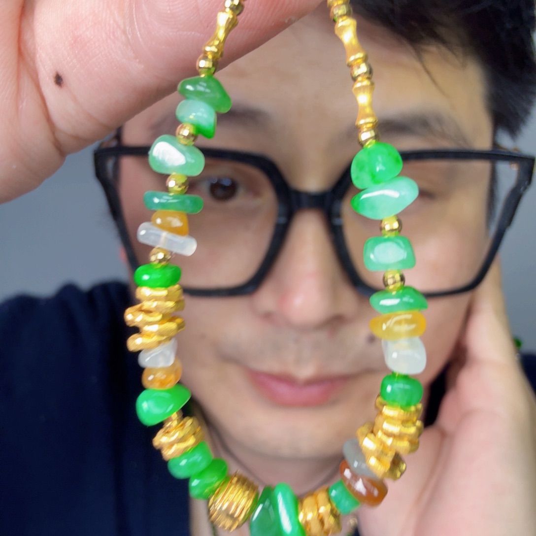 翡翠18K金镶嵌颈饰一件