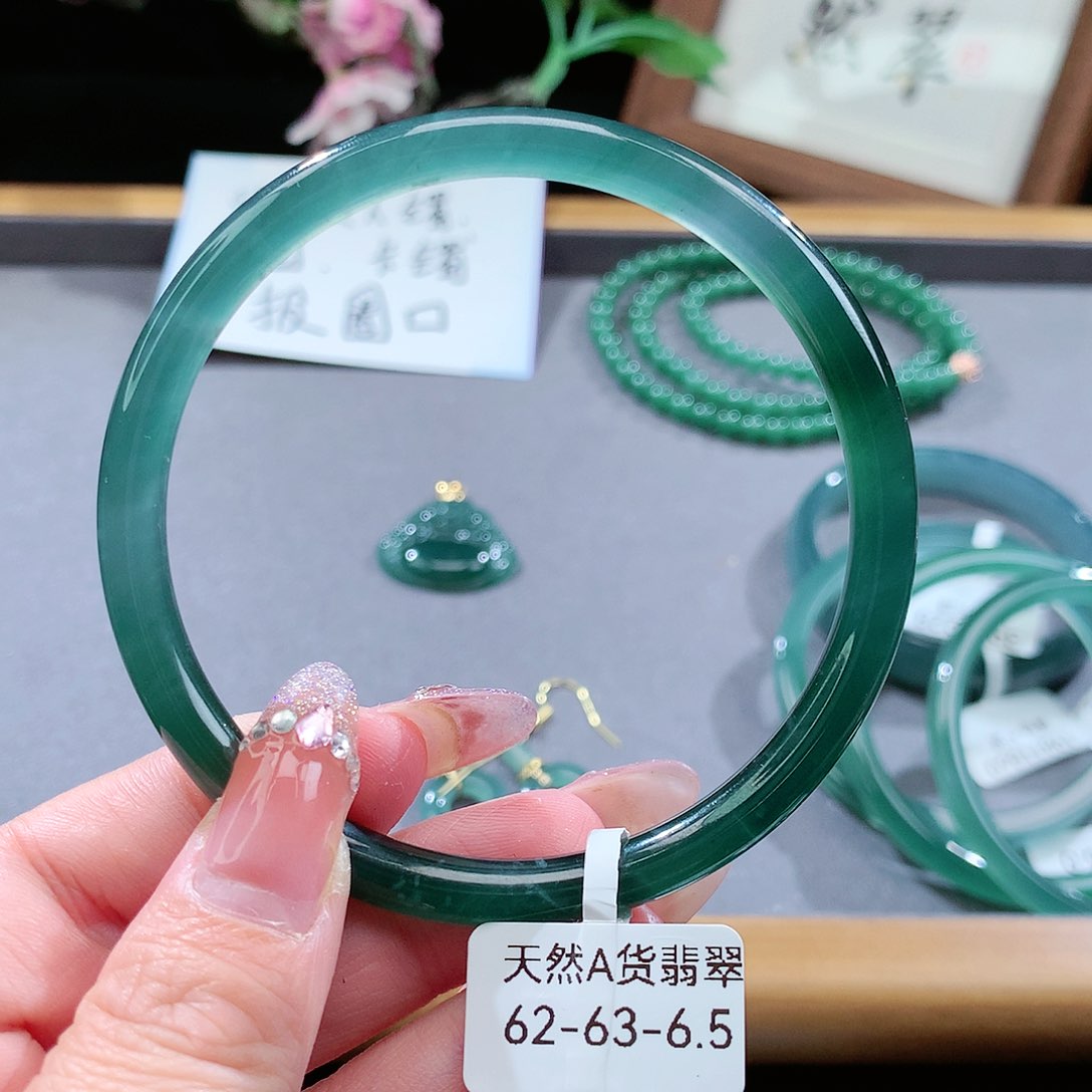 翡翠手镯（圆镯）未镶嵌