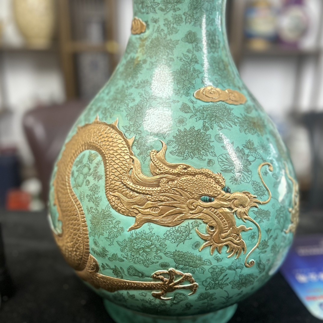 纯手工松石绿底描金龙纹瓶