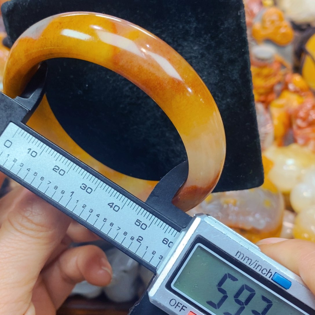 未镶嵌石英质玉（黄龙玉）颈饰