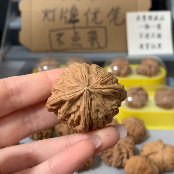 鸿***吊坠文玩核桃异形单只，有瑕疵