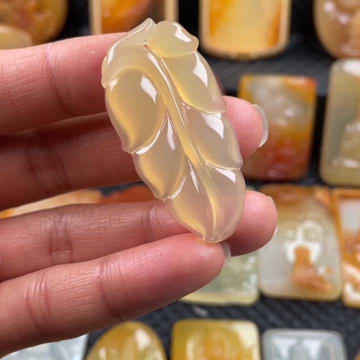 石英质玉（黄龙玉）颈饰未镶嵌