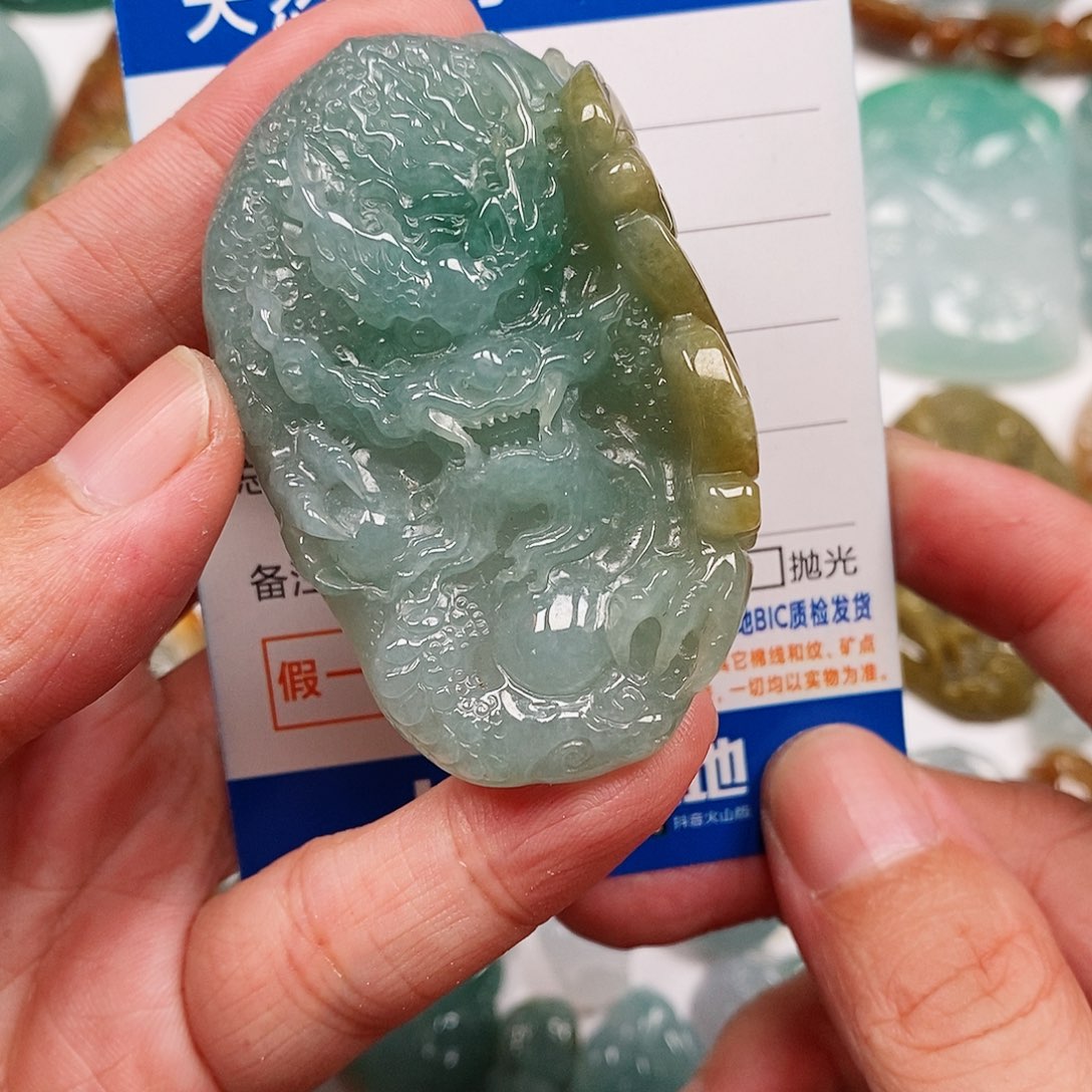 颈饰未镶嵌翡翠龙牌