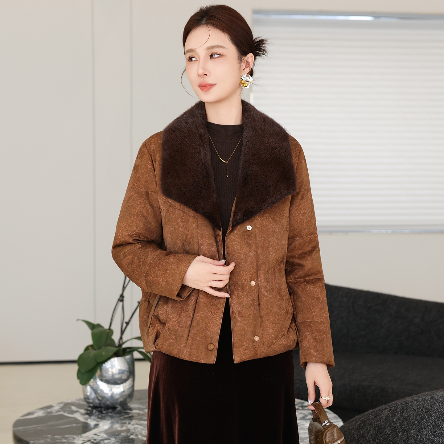 海宁高端水貂毛领皮草鹅绒服女短款2025冬季新款保暖羽绒服外套