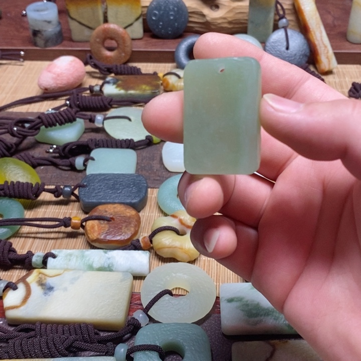 蛇纹石玉挂件未镶嵌