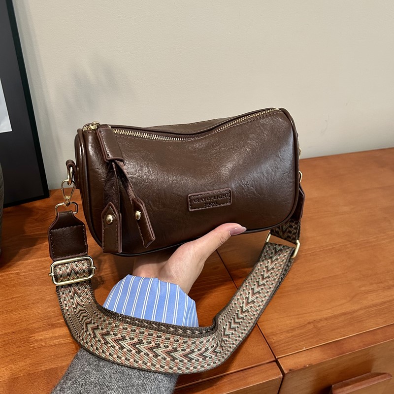 今年流行2025新款波士顿包包单肩斜挎包高级感包包女25*10*15