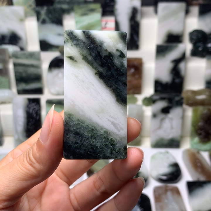 独山玉未镶嵌颈饰