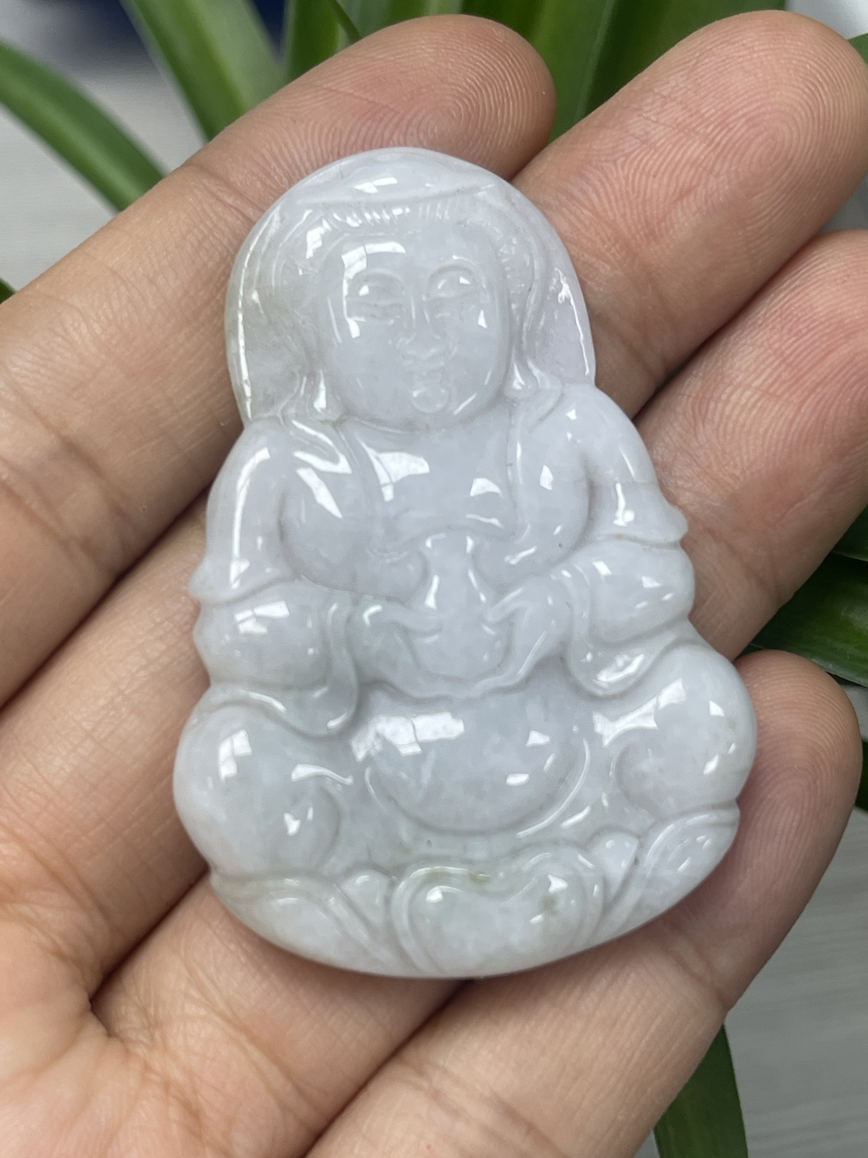 天然翡翠观音吊坠有纹有裂