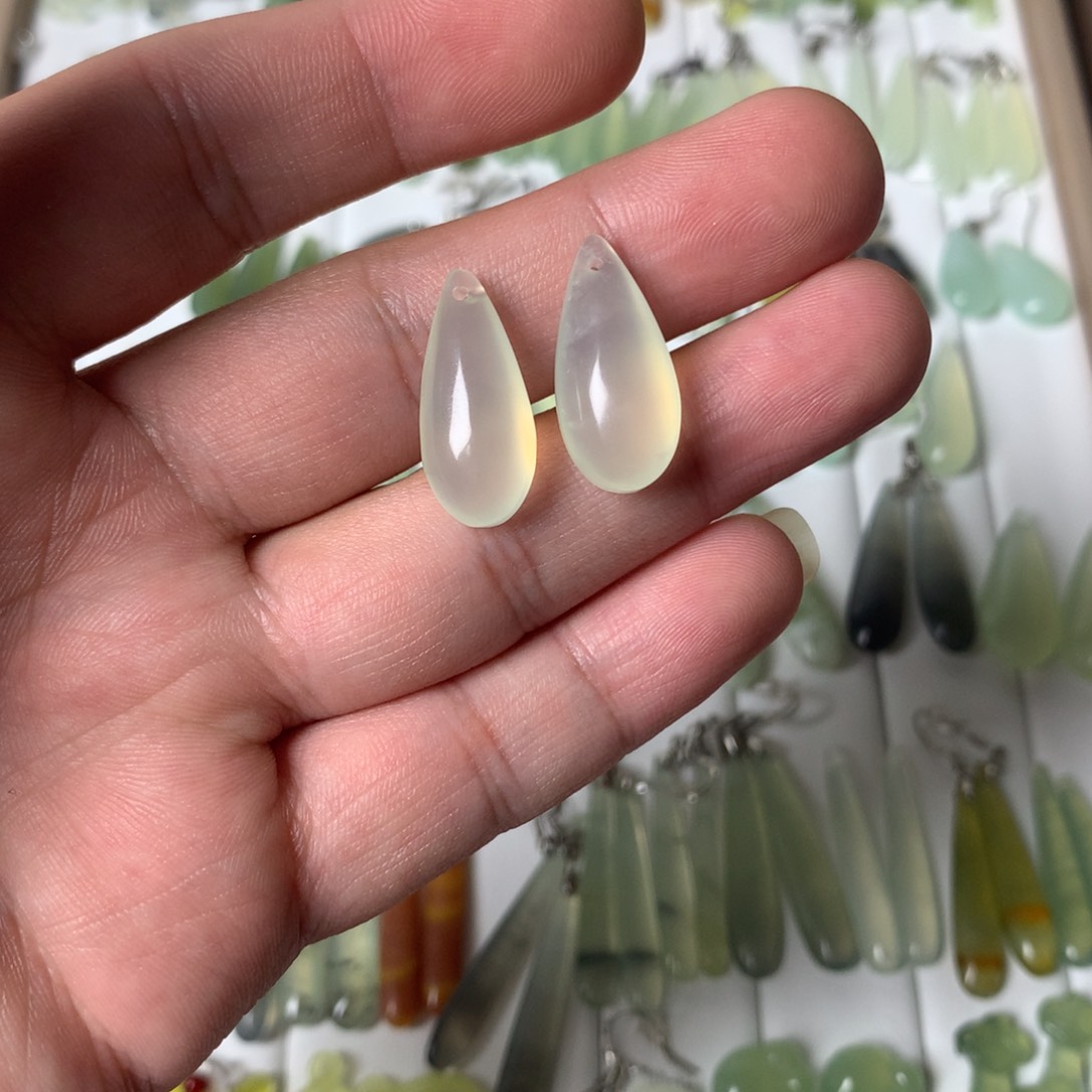 蛇纹石玉耳环未镶嵌