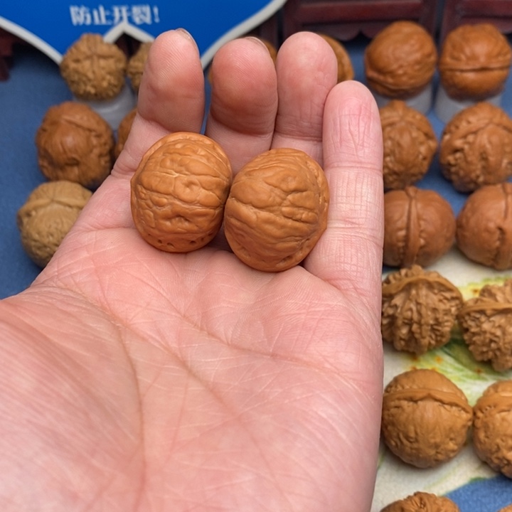 文玩核桃把件南****?瓷娃娃