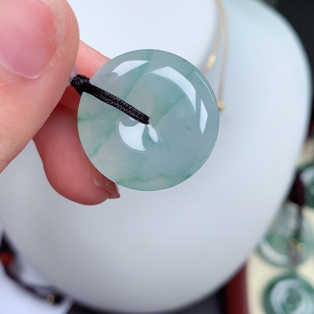 翡翠颈饰未镶嵌平安扣