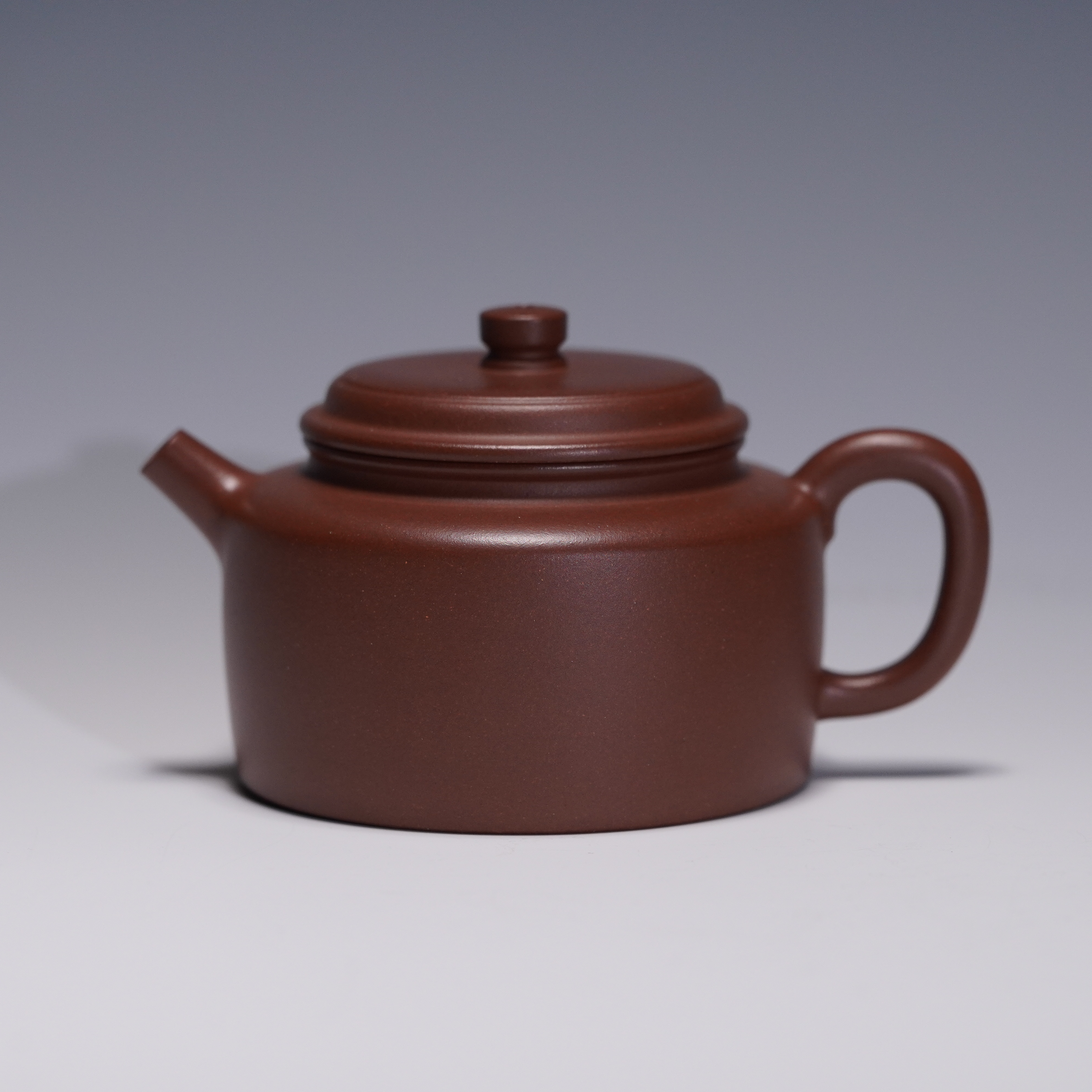 lot.21205 顾新君 老紫泥德钟壶 180cc