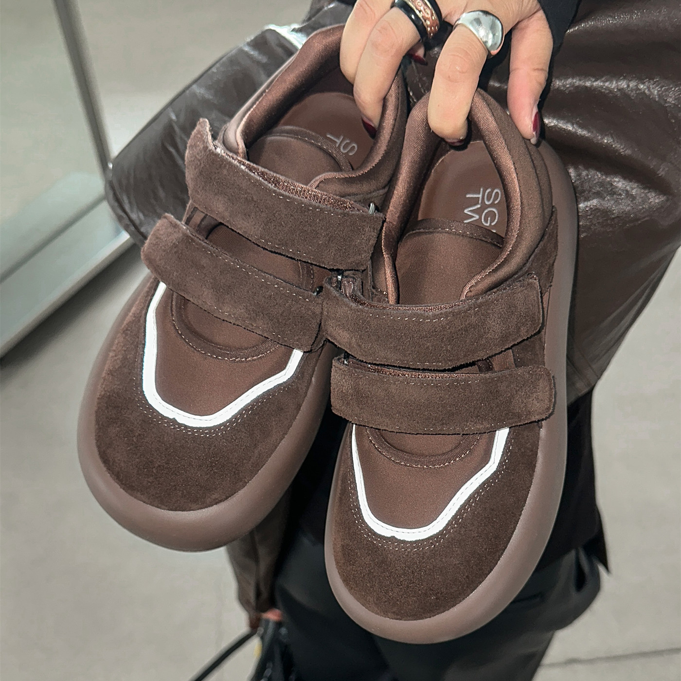 SGIRL TWTW2025年秋季新款真皮厚底魔术贴轻便柔软松糕鞋面包鞋女