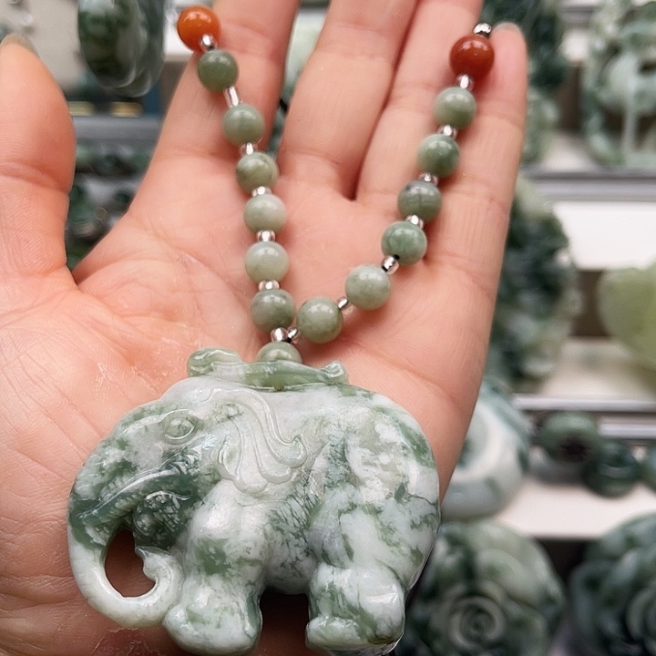 透闪石-蛇纹石玉颈饰未镶嵌