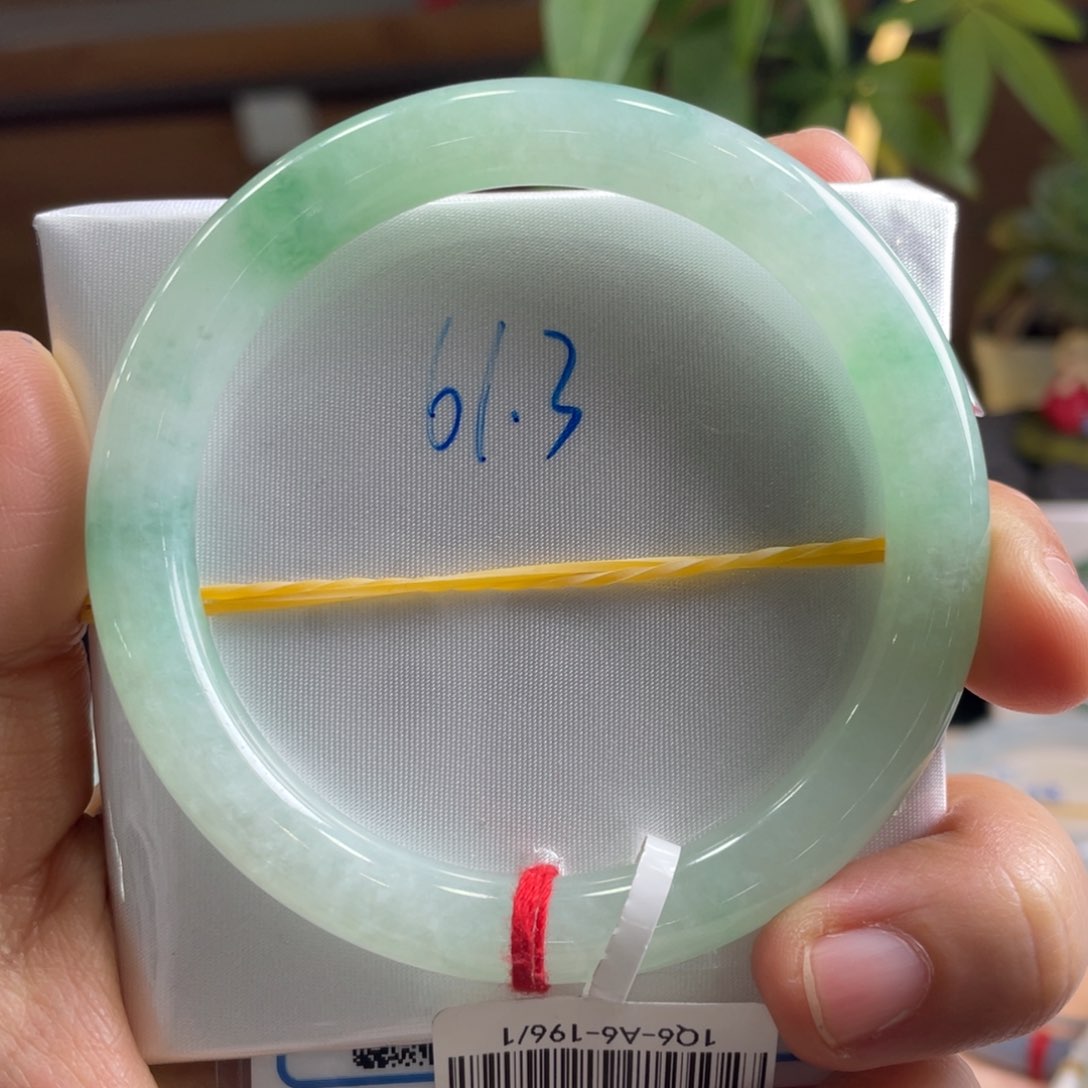 翡翠手镯未镶嵌翡翠