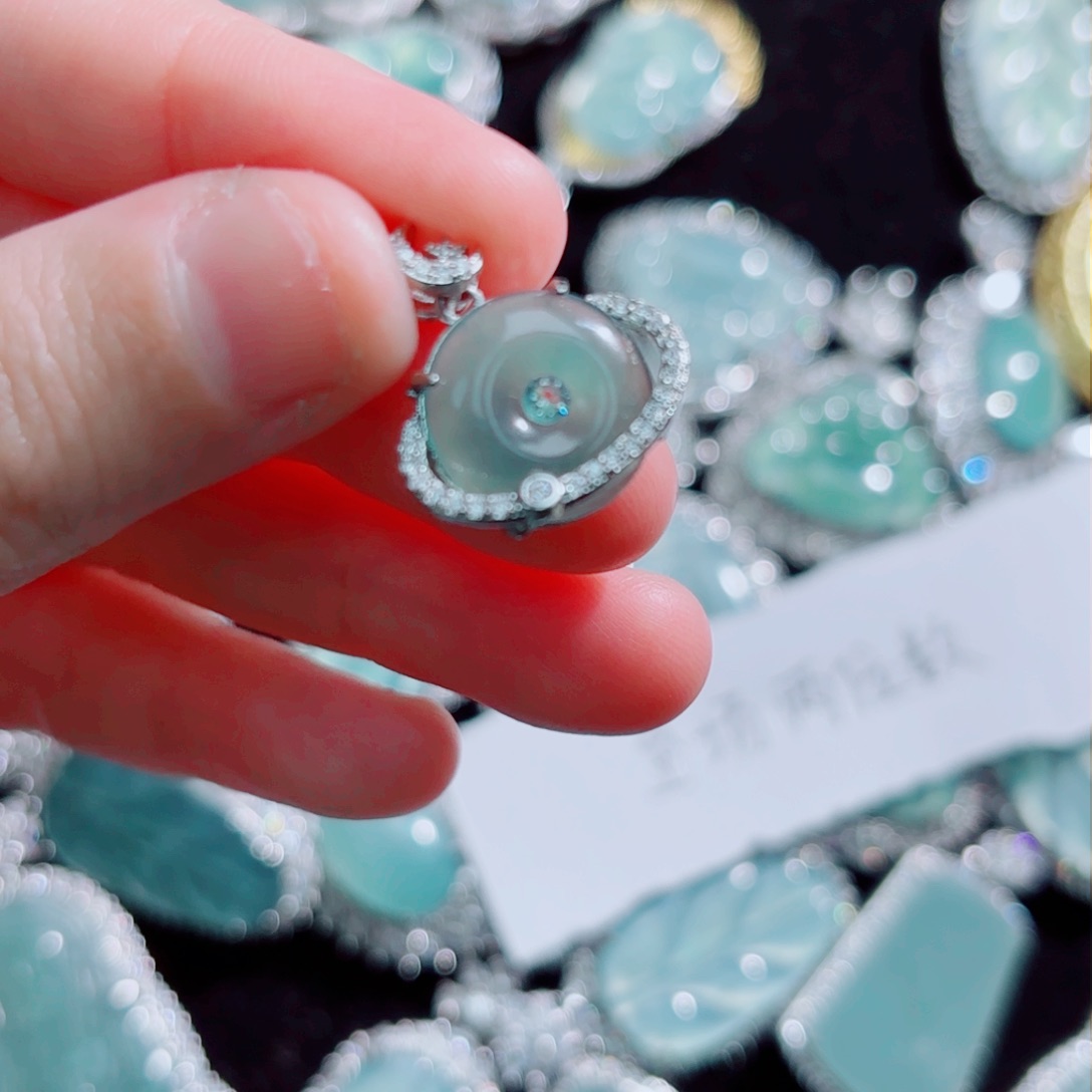 翡翠颈饰未镶嵌扣子