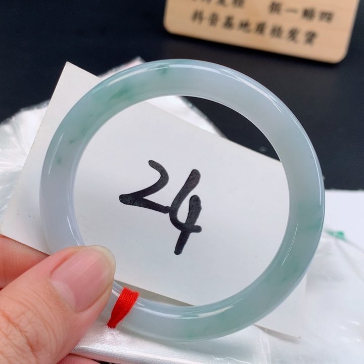 翡翠未镶嵌手镯正